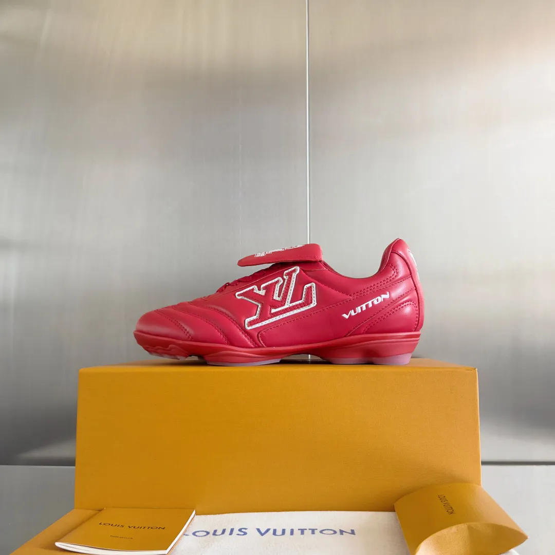 Top version: Couple model 640💰 LV Louis Vuitton L house Donkey brand latest Footprint series Couple model football sneakers casual running shoes original purchase development and production This Footprint Soccer sneaker was unveiled in the 2025 spring and summer series fashion show. It is the first sneaker designed by Pharrell Williams inspired by football shoes. The shoes are inspired by football, a sport that spans generations and cultures, echoing the 2025 spring and summer series fashion show's theme of unity and universal participation. The shoe is famous for its sleek design, with the dynamic IV Initials logo embellished on the side, the tongue embellished with the Lvers United badge inspired by the football team, and the foot pattern rubber sole decorated with multiple Louis Vuitton logos. Exquisitely packaged at the delivery counter🛍📦 ▪️Material: Original imported first-layer cowhide ▪️Lining: Original custom-made soft sheepskin lining ▪️Sole: Original open-molded two-color TPU combination sole ▪️Sole thickness: 3.5CM ▪️Size: Women’s 35-41 / Men’s 39-45